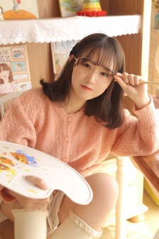 女子双手双脚被胶水粘住无法自救